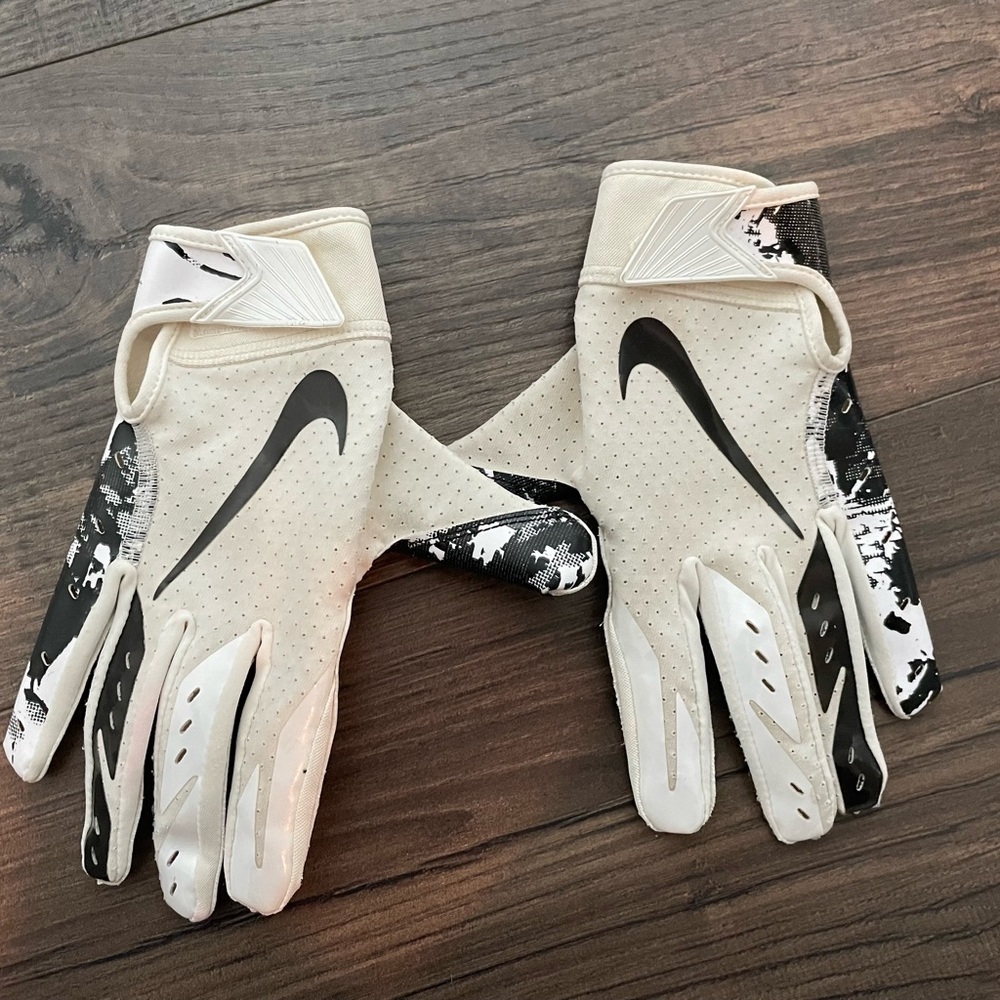 Youth Medium Nike football gloves
